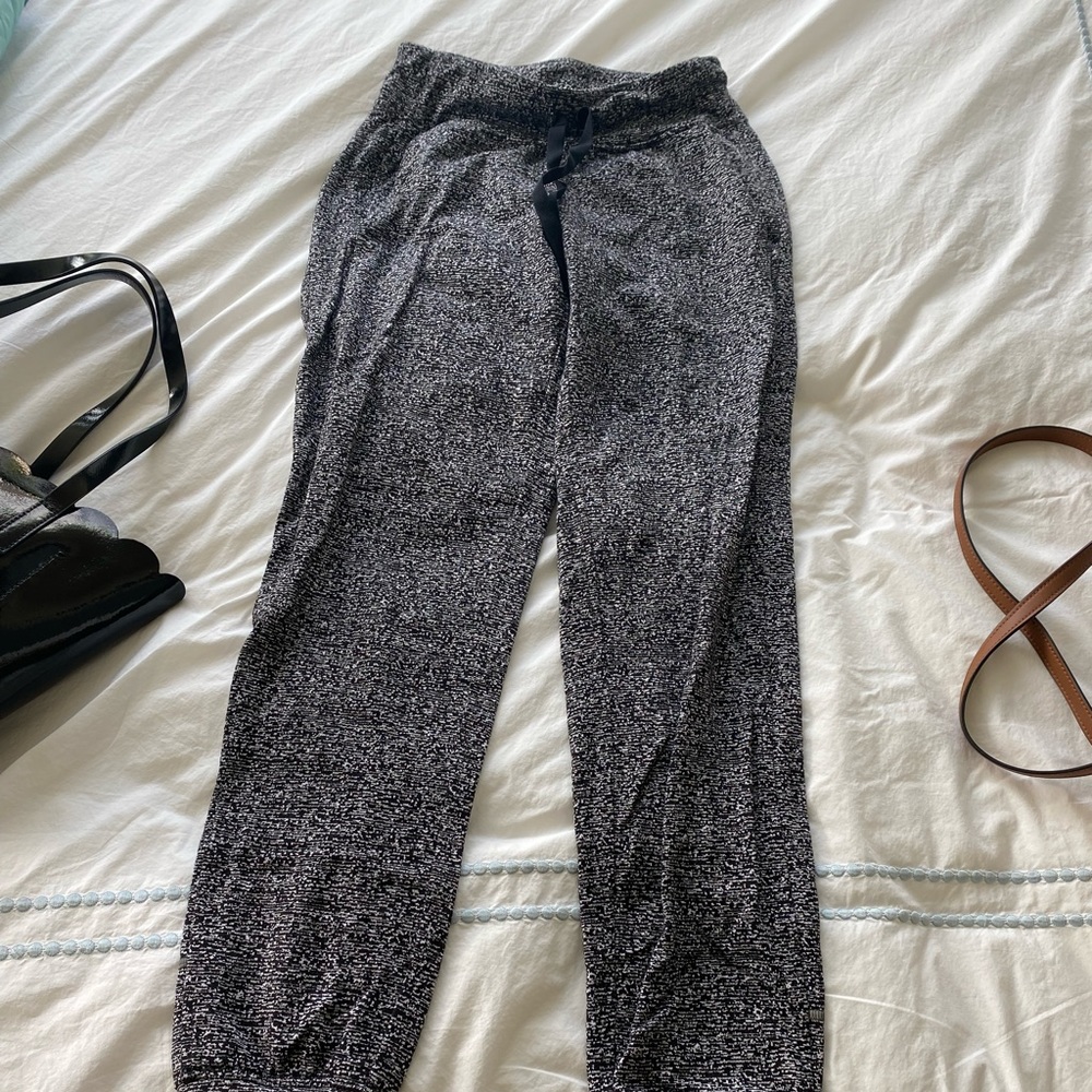 lululemon perfect condition joggers size 2